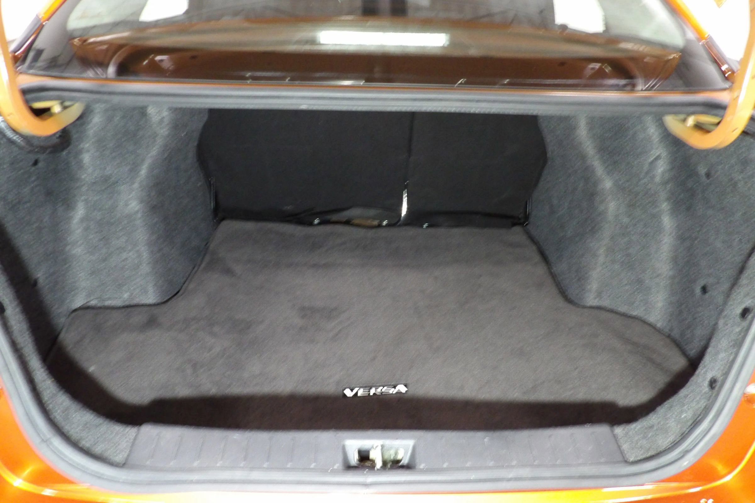 Used 2022 Nissan Versa SR FWD image 9