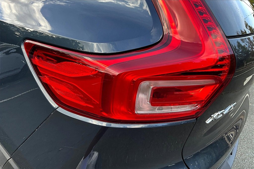 Used 2022 Volvo XC40 T5 R-Design image 21