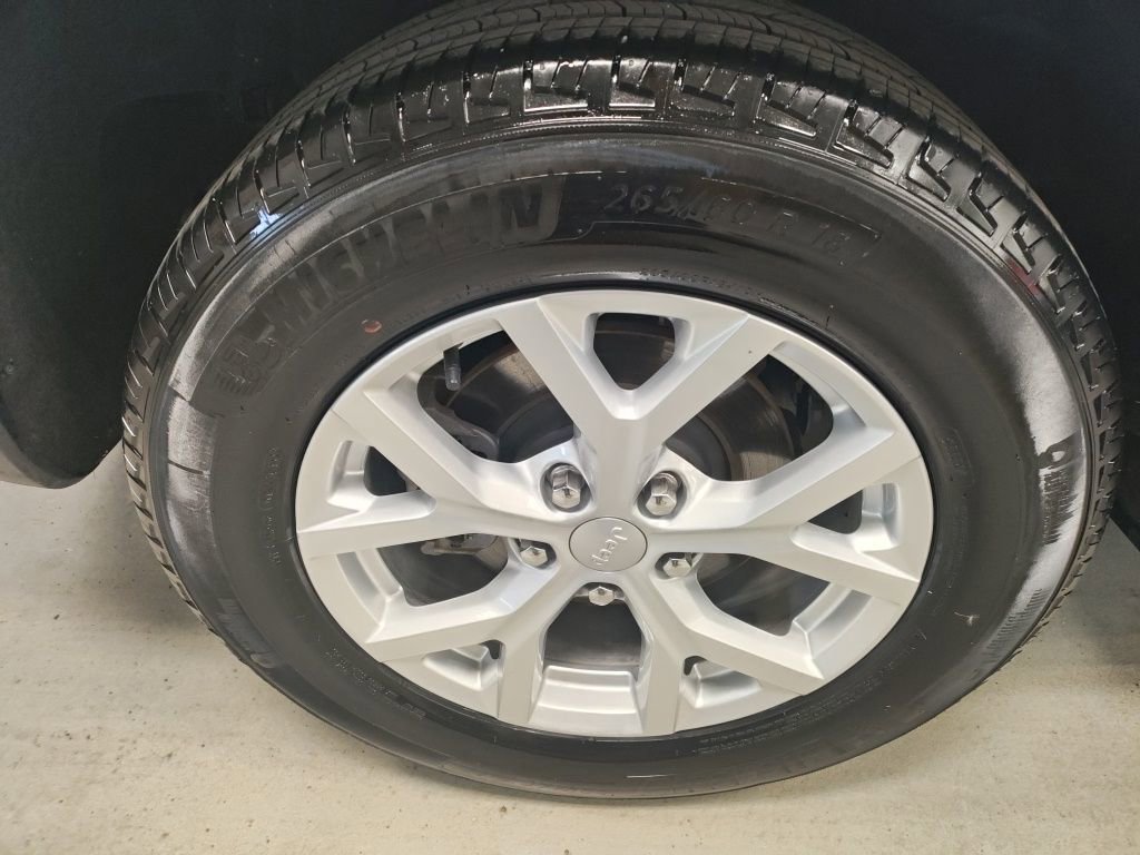 Used 2023 Jeep Grand Cherokee Limited image 3