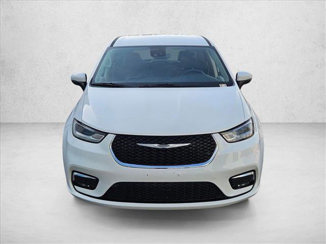 Used 2023 Chrysler Pacifica Touring-L image 2