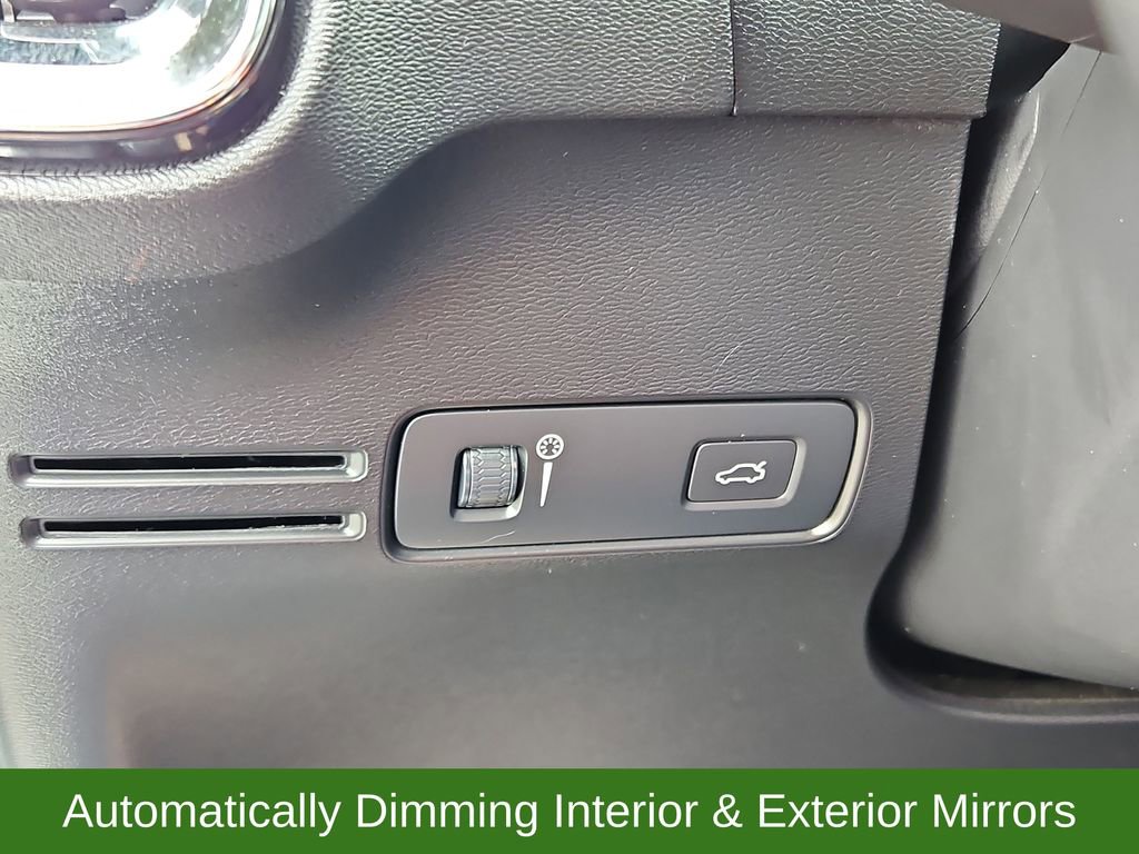 Used 2019 Volvo XC40 T4 Inscription FWD image 15