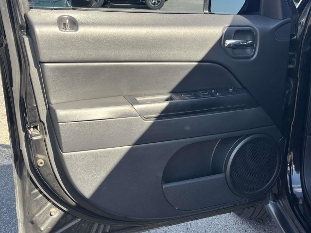 Used 2016 Jeep Patriot High Altitude FWD image 17