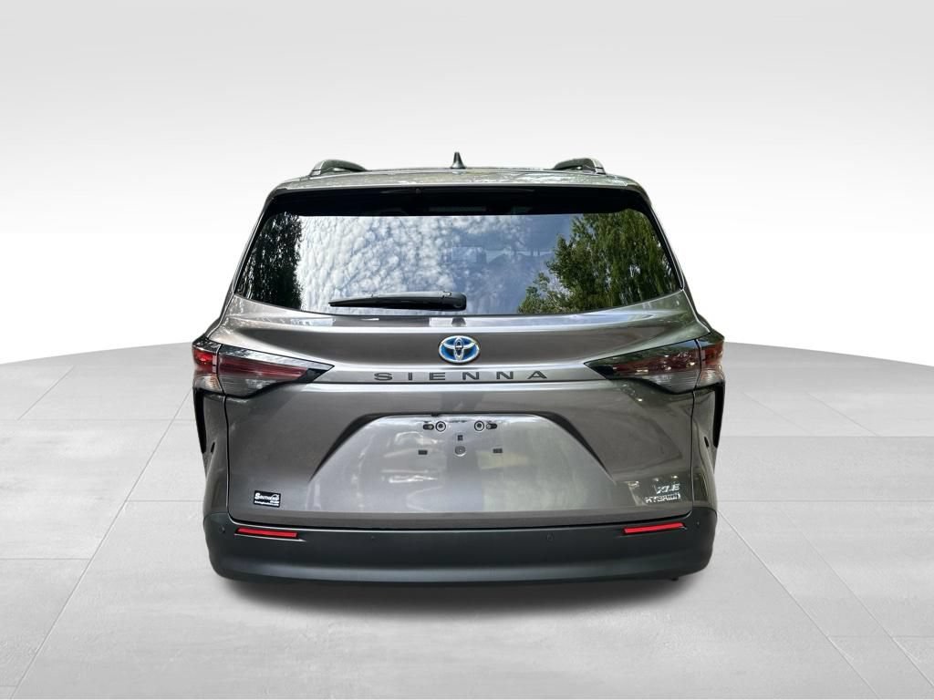 Used 2024 Toyota Sienna XLE FWD image 4
