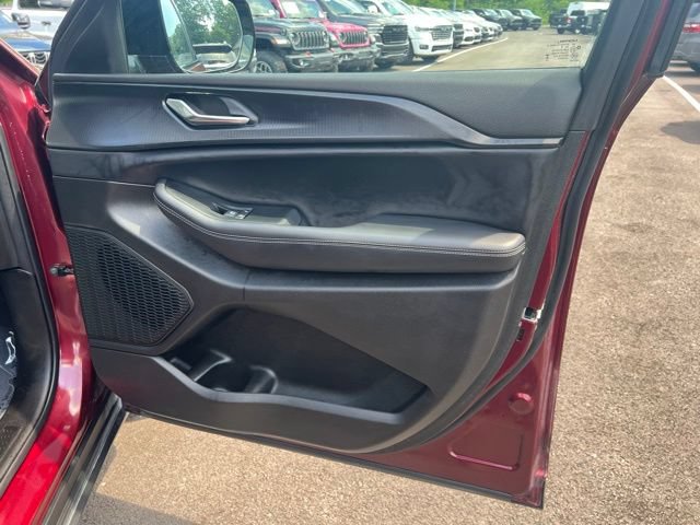 Used 2025 Jeep Grand Cherokee Altitude AWD/4WD image 29