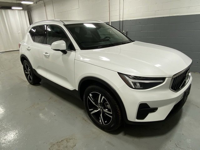 Used 2025 Volvo XC40 B5 Core image 4