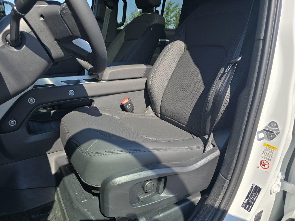 New 2025 Land Rover Defender 110 X-Dynamic SE image 32