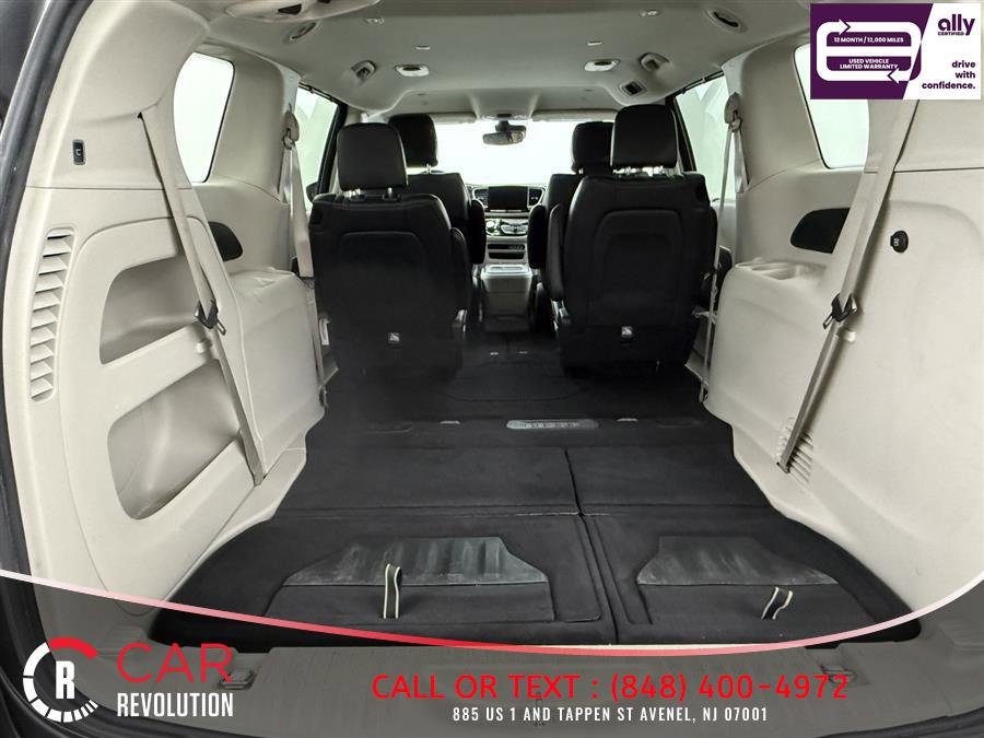 Used 2023 Chrysler Pacifica Touring-L FWD image 9