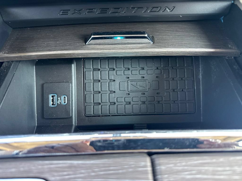 Used 2022 Ford Expedition Limited AWD/4WD image 42