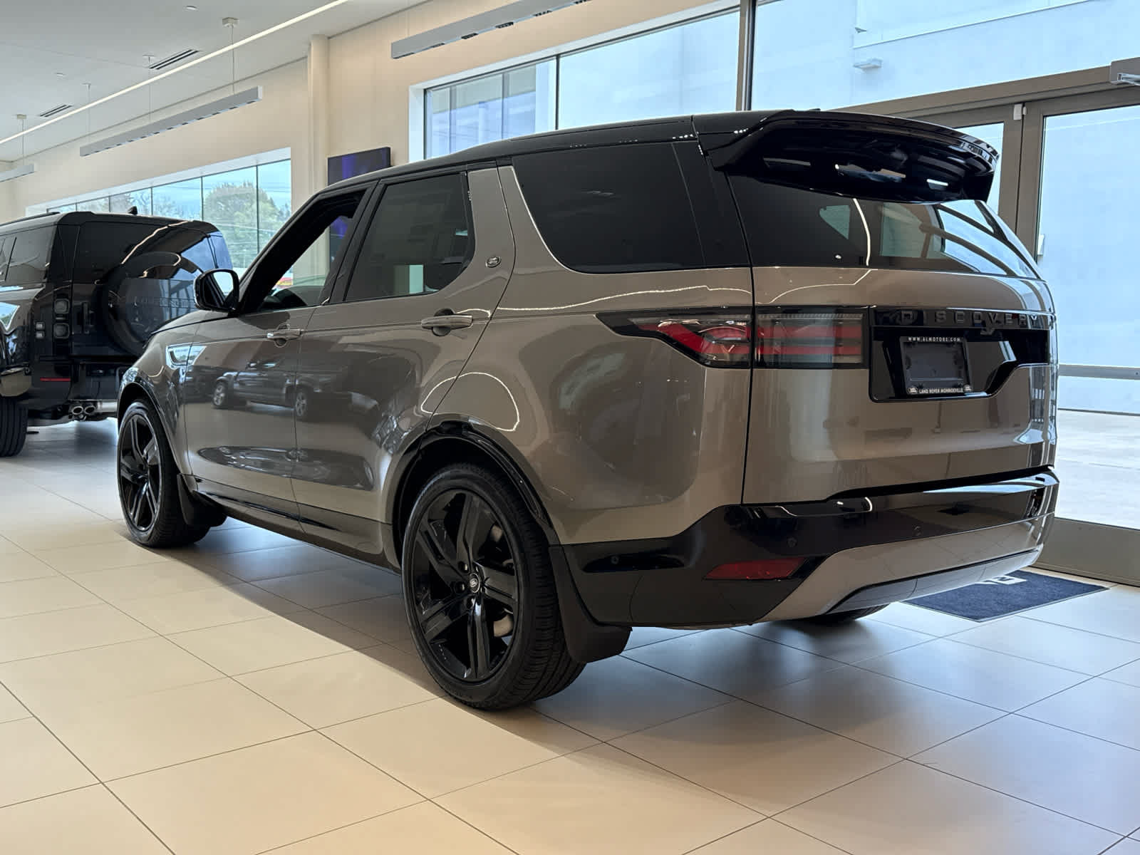 Used 2025 Land Rover Discovery Dynamic SE AWD/4WD image 3