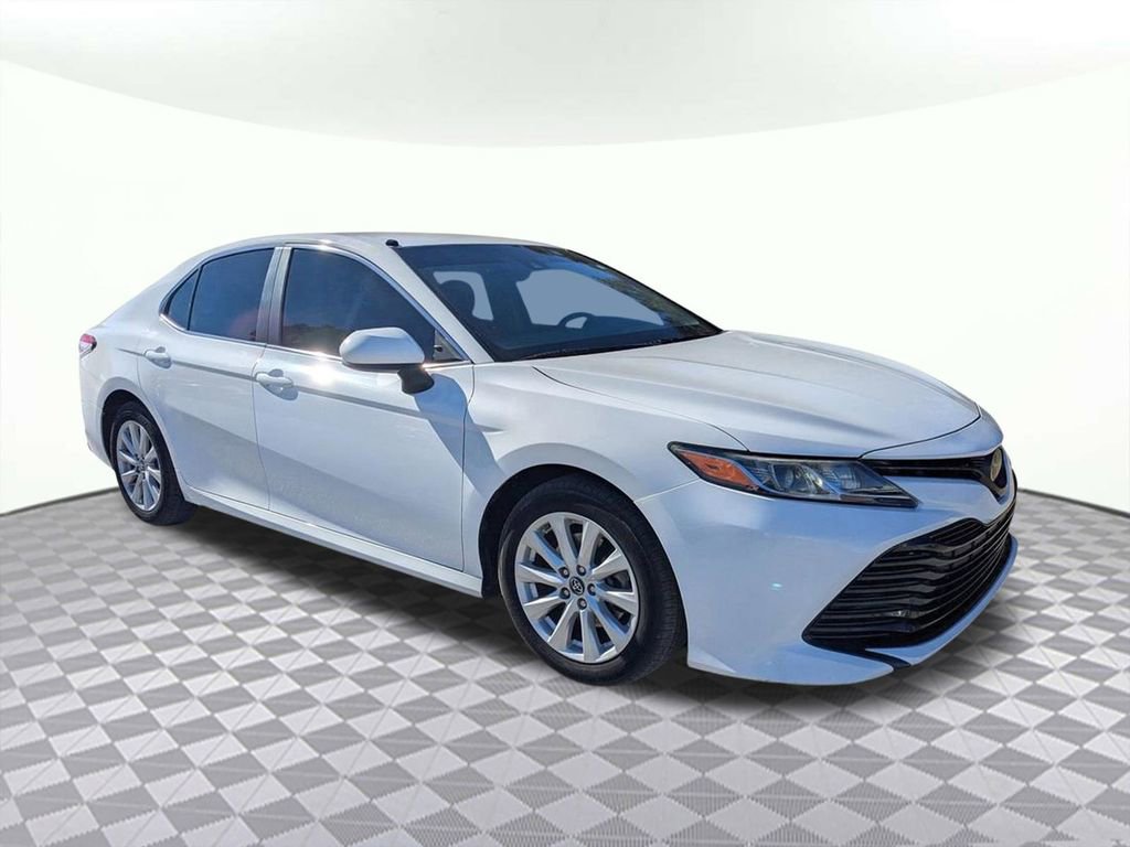 Used 2018 Toyota Camry LE image 2
