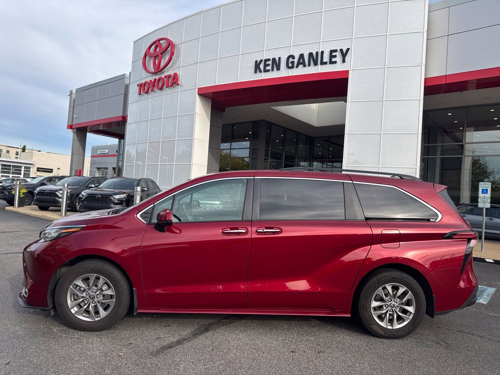 Certified 2022 Toyota Sienna XLE w/ XLE Plus Package FWD image 2
