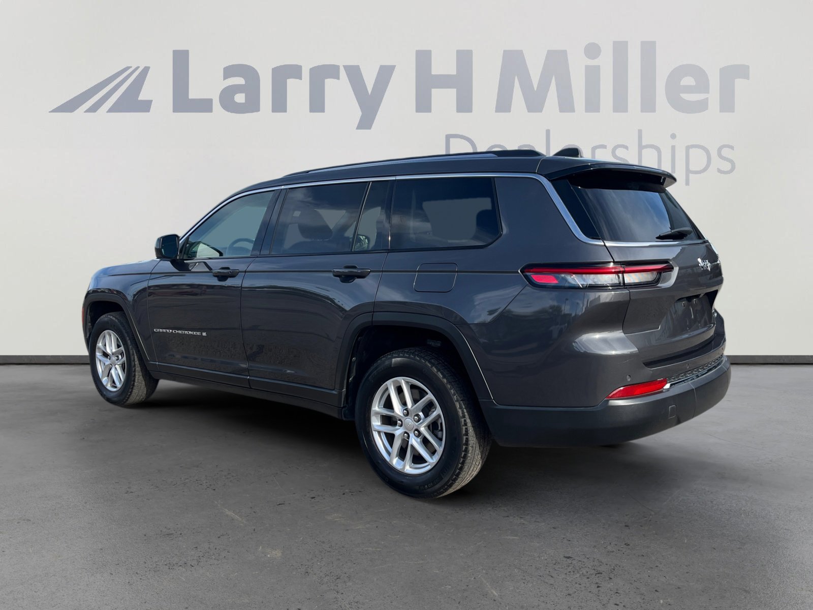 Certified 2023 Jeep Grand Cherokee L Laredo image 3