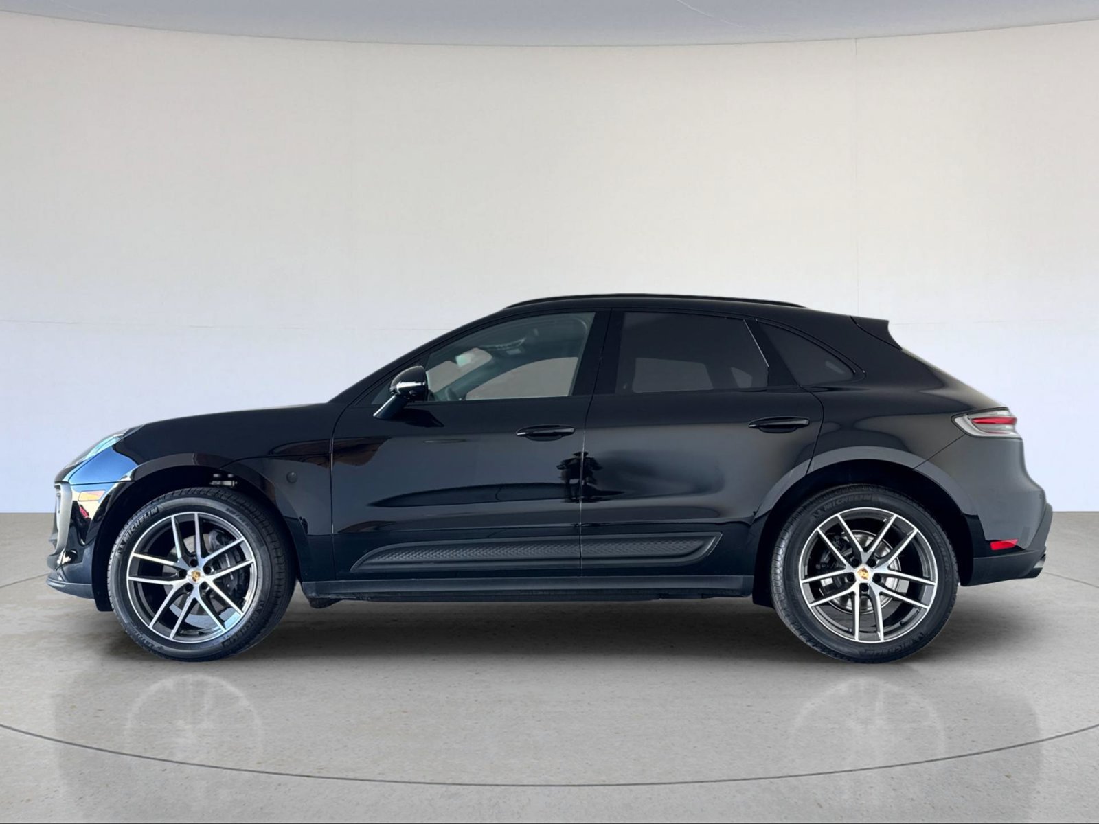 Certified 2026 Porsche Macan AWD/4WD image 2