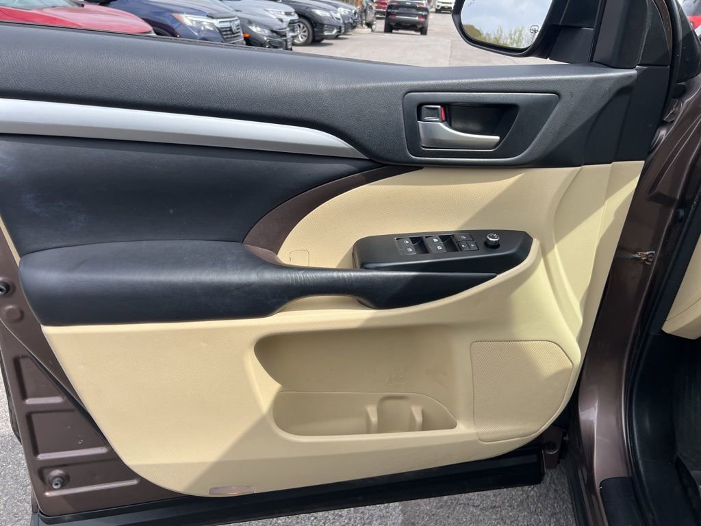 Used 2018 Toyota Highlander XLE AWD/4WD image 21