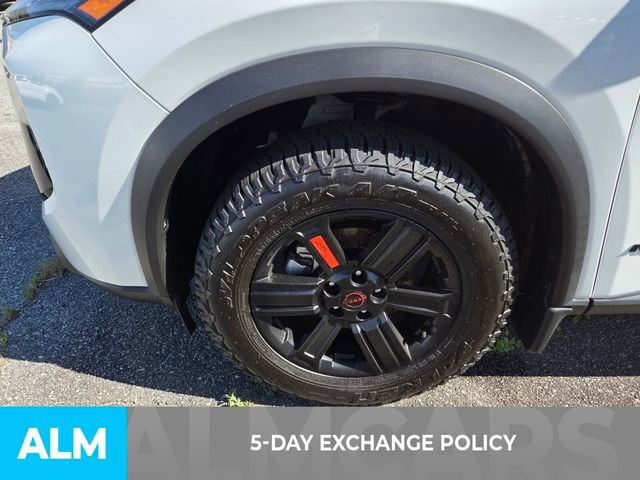 Used 2025 Nissan Rogue SV image 3