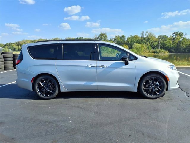 New 2026 Chrysler Pacifica Limited w/ S Appearance Package image 19