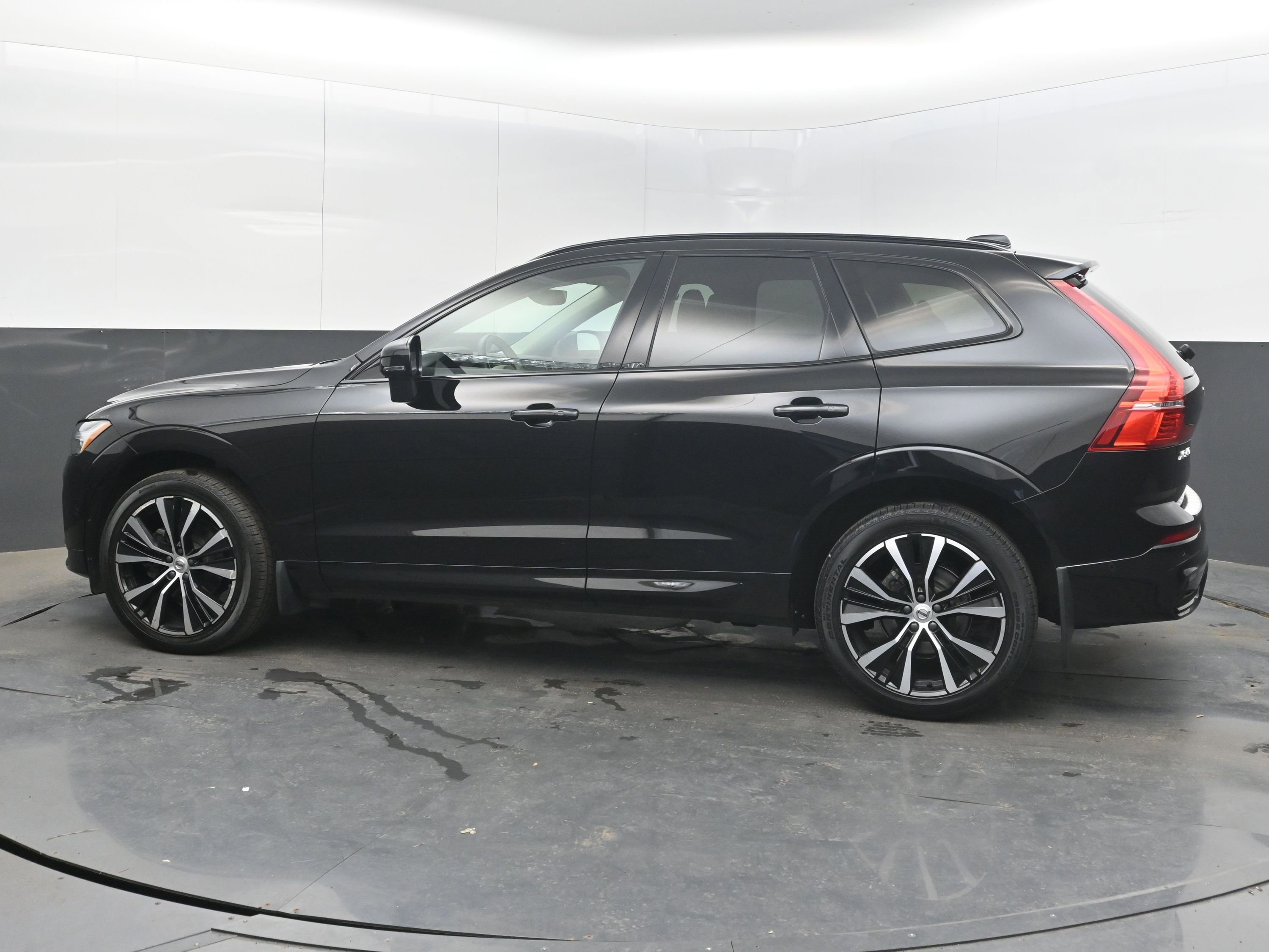 Used 2023 Volvo XC60 B5 Plus w/ Climate Package image 7