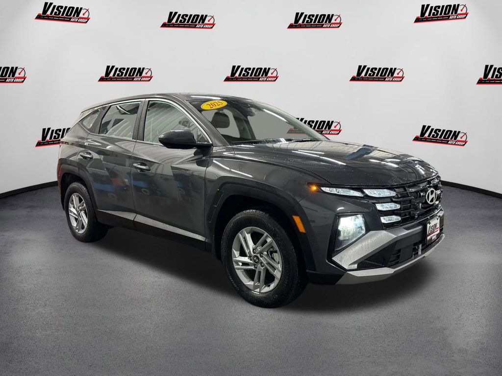Certified 2025 Hyundai Tucson SE image 3