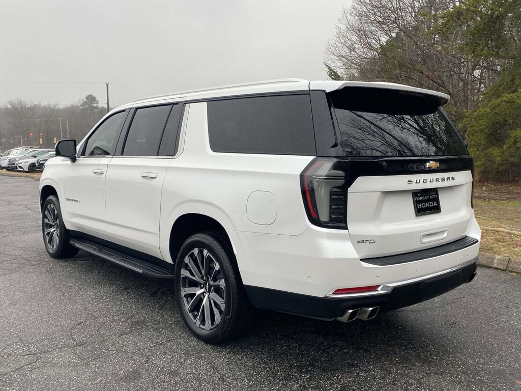 Used 2025 Chevrolet Suburban High Country AWD/4WD image 3