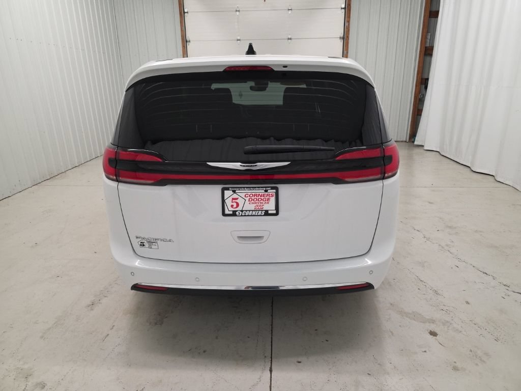 Used 2025 Chrysler Pacifica Select FWD image 4