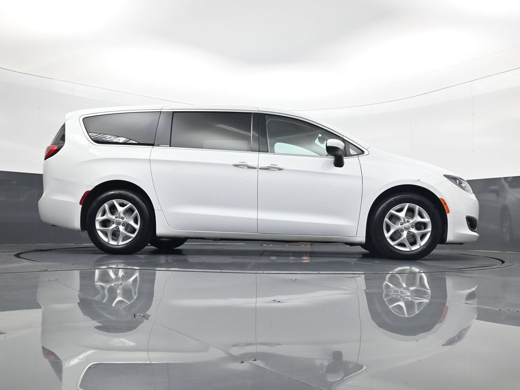 Used 2017 Chrysler Pacifica Touring Plus w/ Tire & Wheel Group FWD image 26