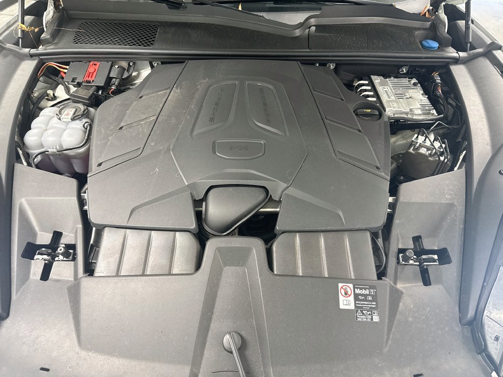 Certified 2025 Porsche Cayenne AWD/4WD image 31