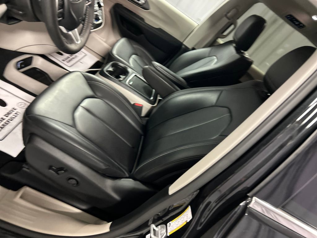 Used 2023 Chrysler Pacifica Touring-L FWD image 11