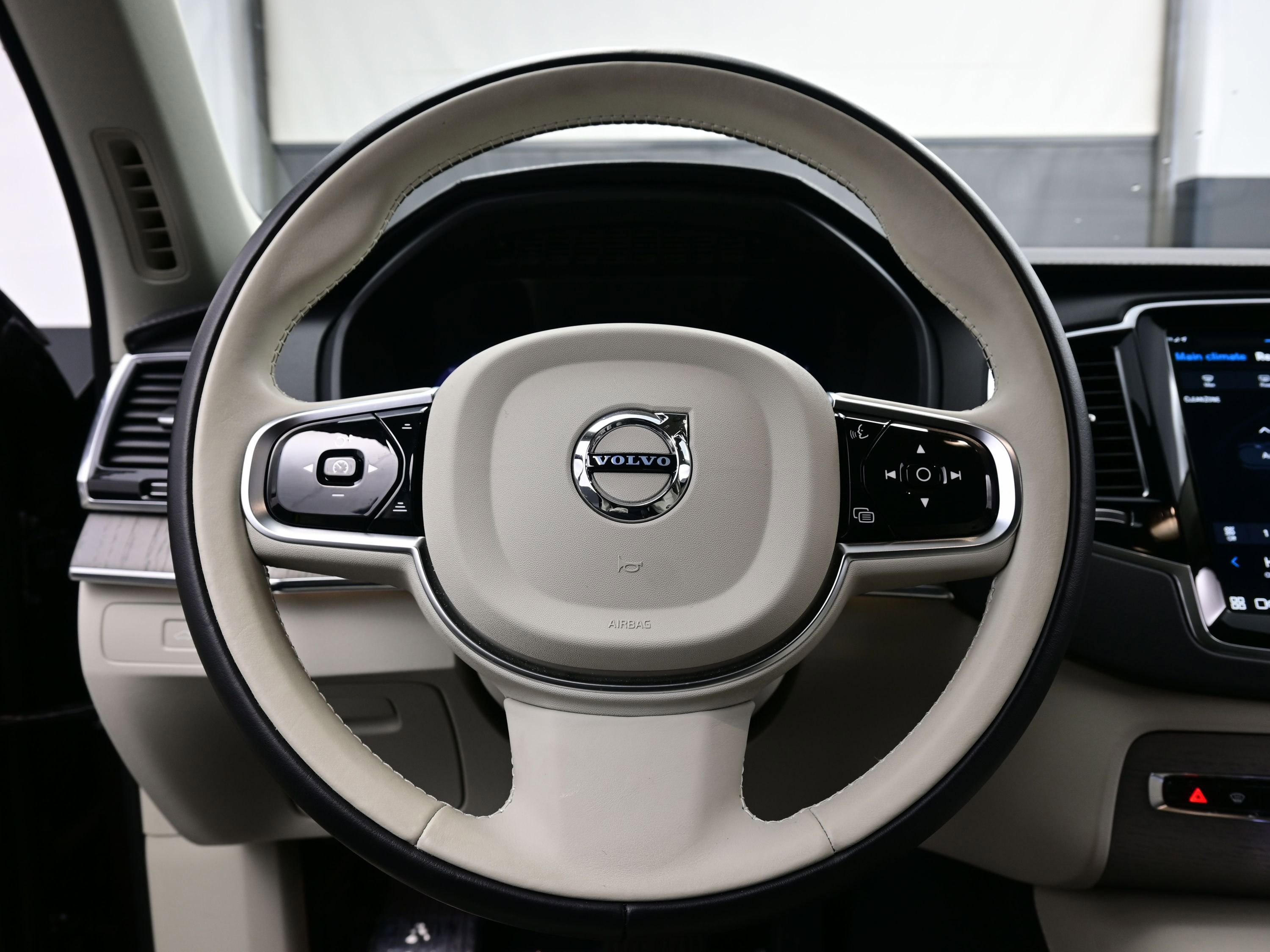 Used 2025 Volvo XC90 B6 Ultra w/ Protection Package image 25