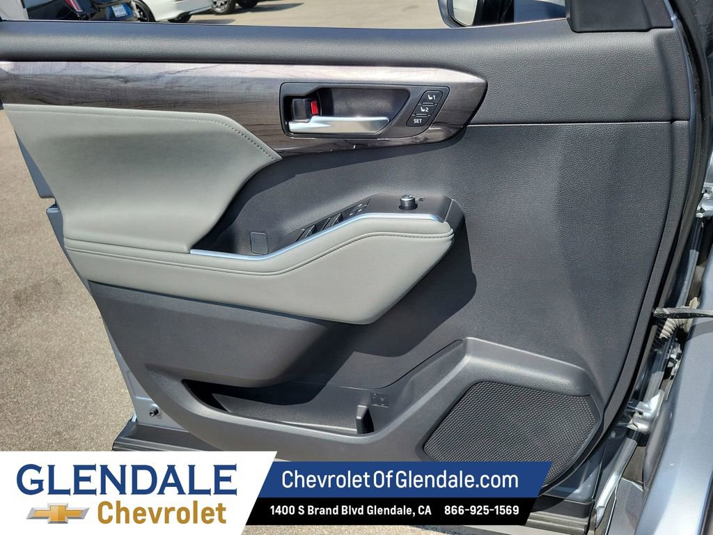 Used 2023 Toyota Highlander Limited image 38