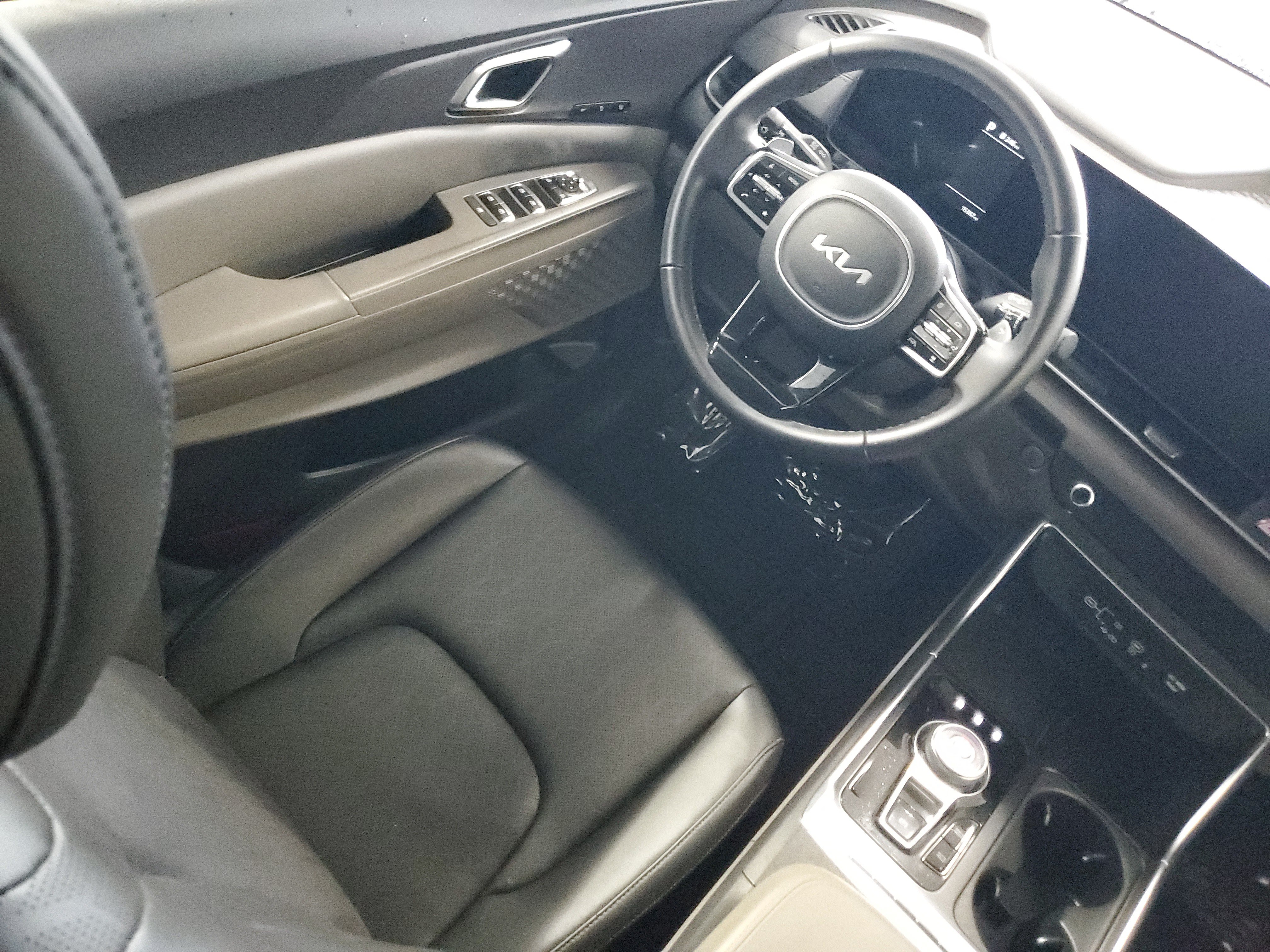 Used 2025 Kia Carnival EX FWD image 16