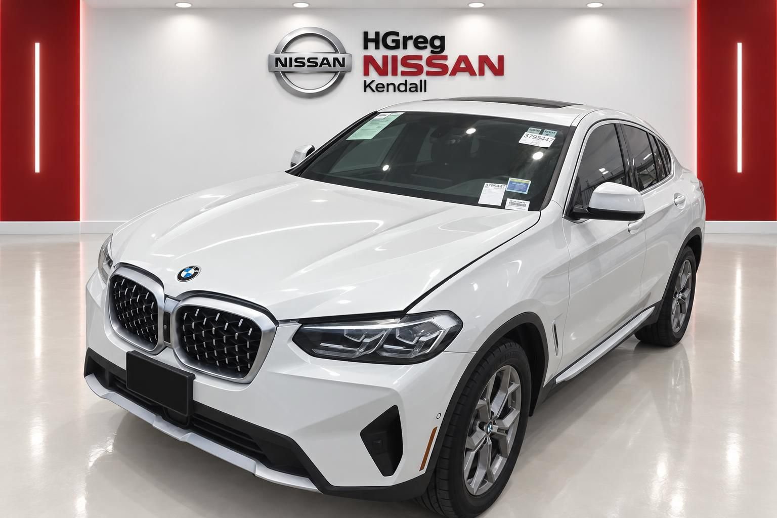 Used 2022 BMW X4 xDrive30i w/ Parking Assistance Package AWD/4WD image 3