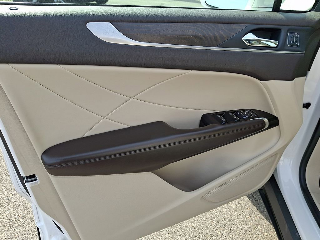 Used 2019 Lincoln MKC Reserve image 12