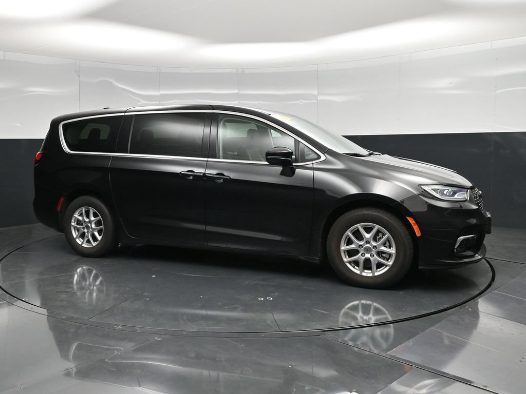 Used 2023 Chrysler Pacifica Touring-L FWD image 5