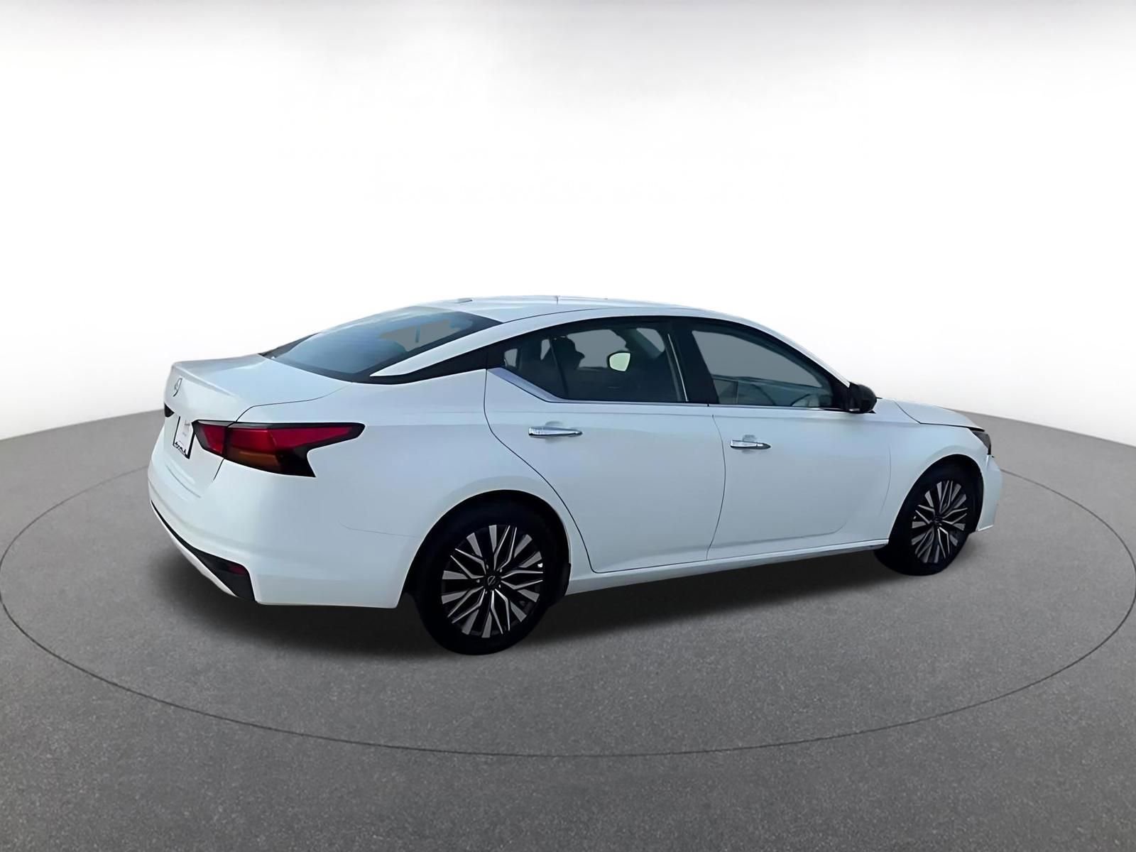 Used 2025 Nissan Altima 2.5 SV FWD image 14