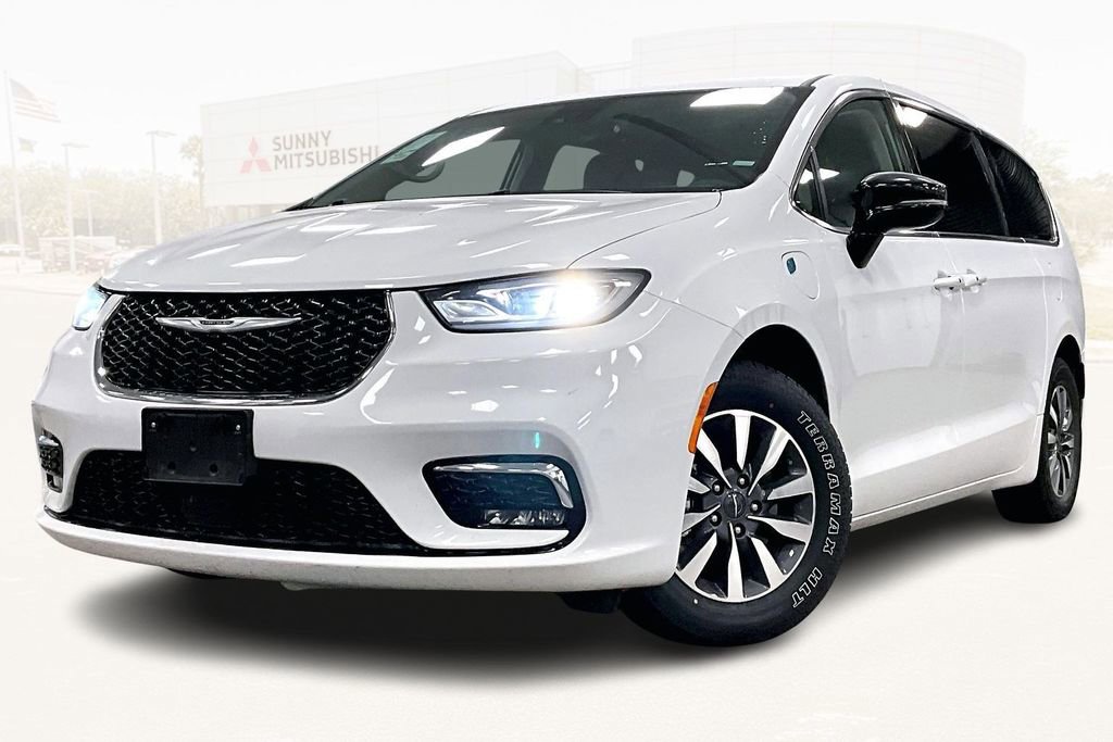 Used 2024 Chrysler Pacifica Select image 1