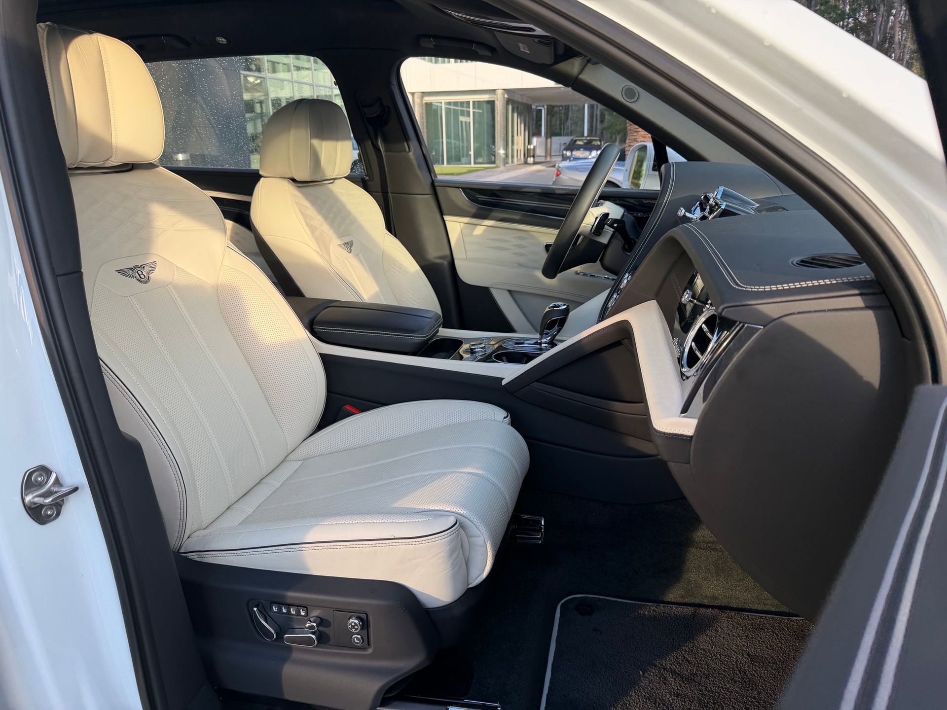 Used 2023 Bentley Bentayga Extended Wheelbase image 28