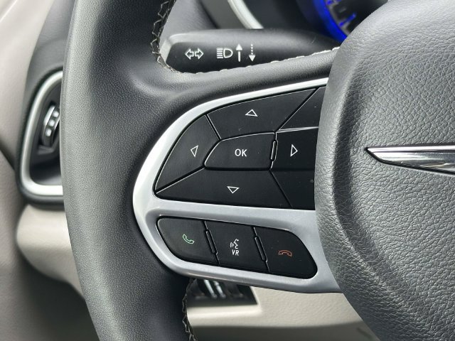 Used 2024 Chrysler Pacifica Touring-L FWD image 24
