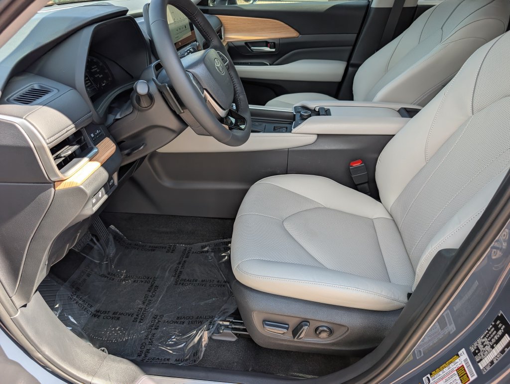 Used 2025 Toyota Grand Highlander AWD image 11