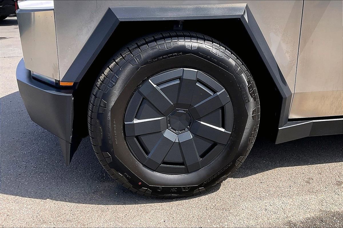 Used 2025 Tesla Cybertruck AWD Crew Cab image 14