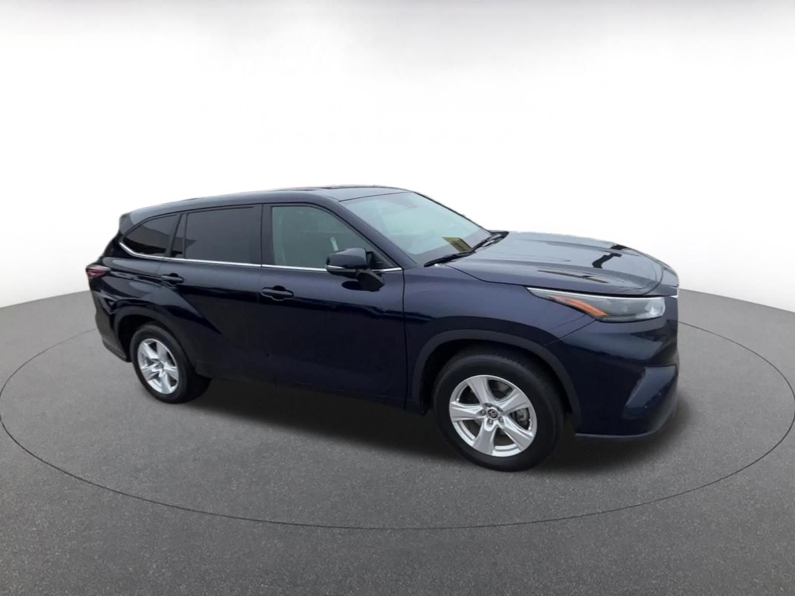 Used 2025 Toyota Highlander LE FWD image 2