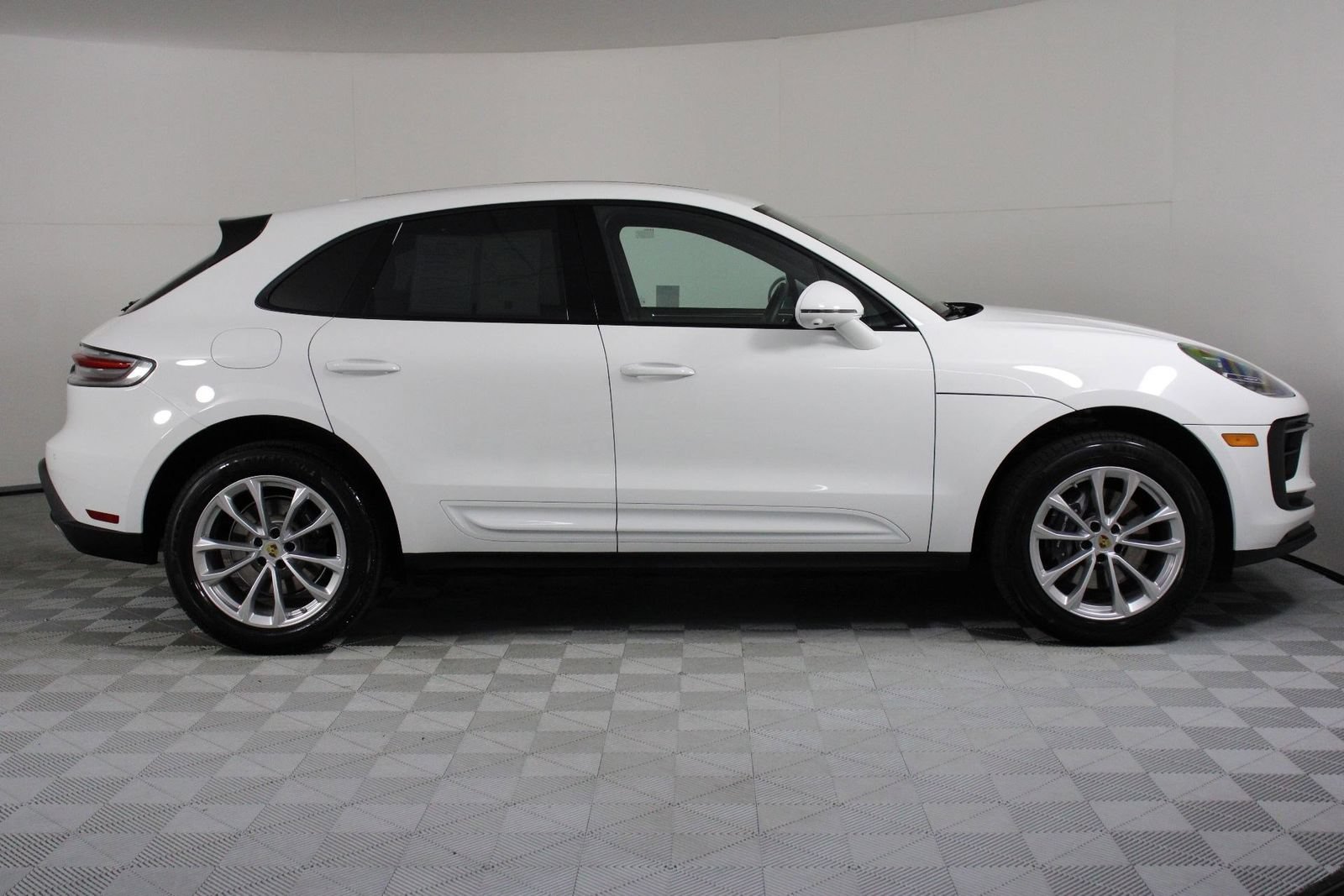 Certified 2026 Porsche Macan AWD/4WD image 8