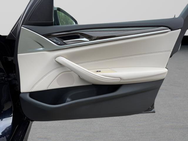 Used 2022 BMW 530e w/ M Sport Package image 17