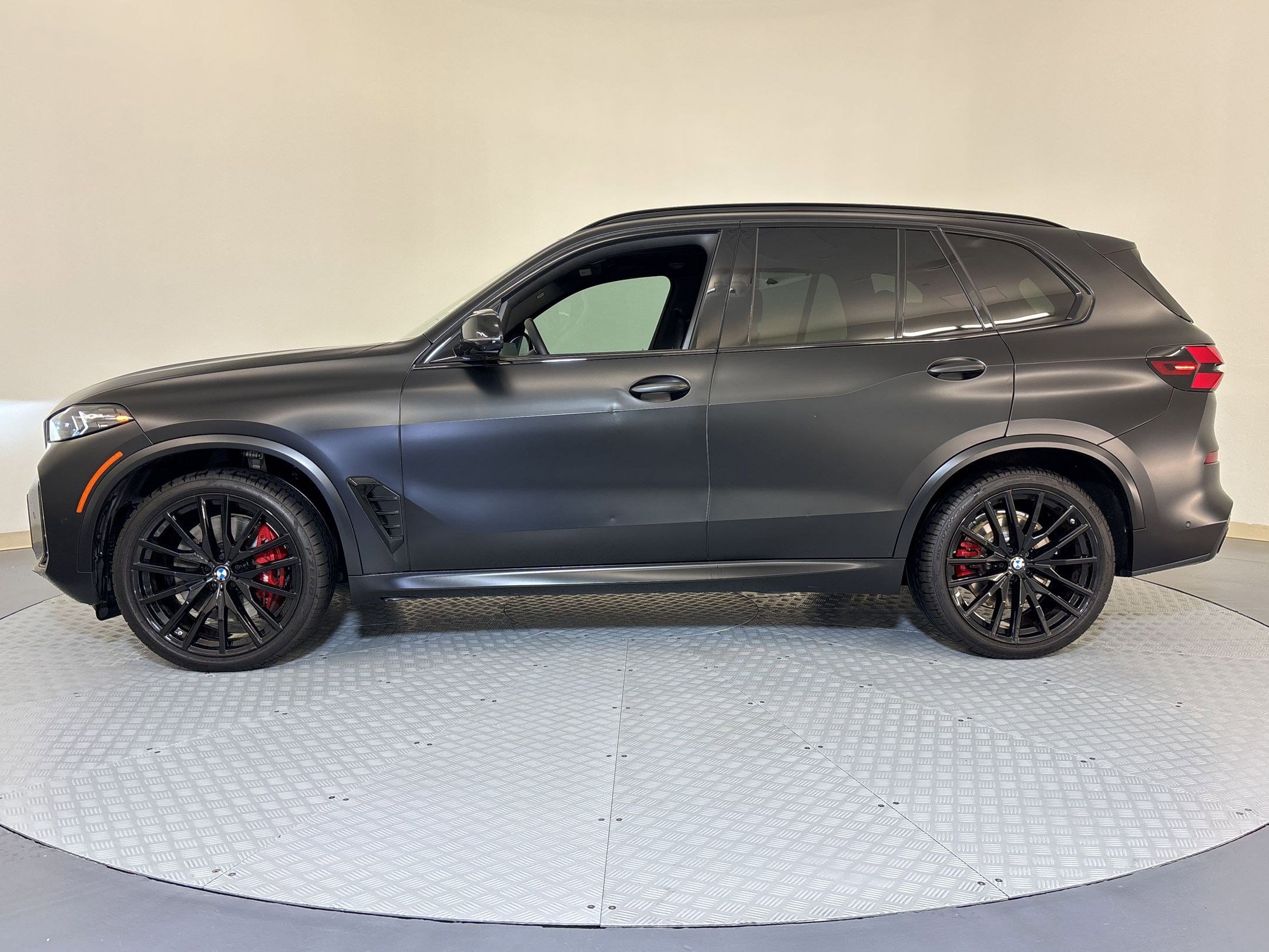 Used 2024 BMW X5 M60i w/ Executive Package image 2