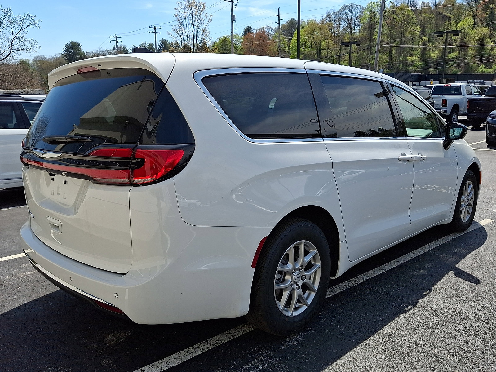 New 2026 Chrysler Pacifica Select FWD image 3
