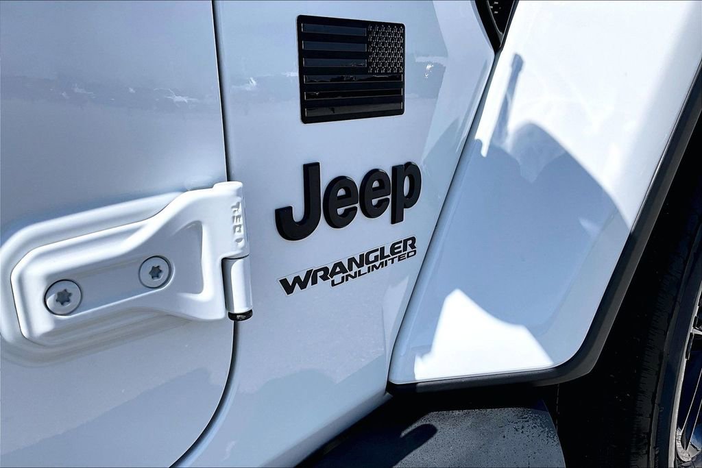 Used 2022 Jeep Wrangler Unlimited Sahara AWD/4WD image 31