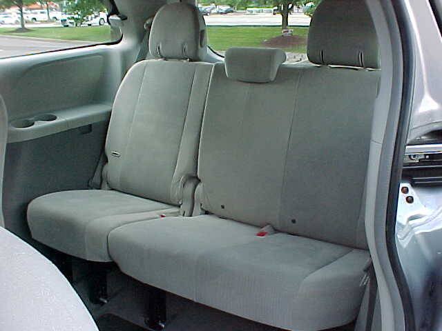 Used 2011 Toyota Sienna w/ Towing Pkg FWD image 14