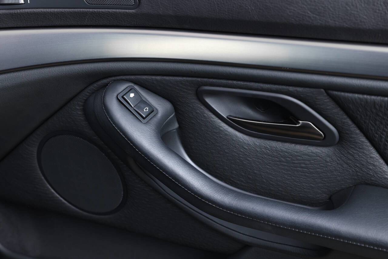 Used 2002 BMW M5 image 97