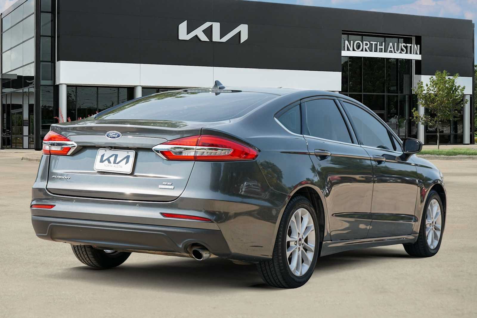 Used 2020 Ford Fusion SE FWD image 5