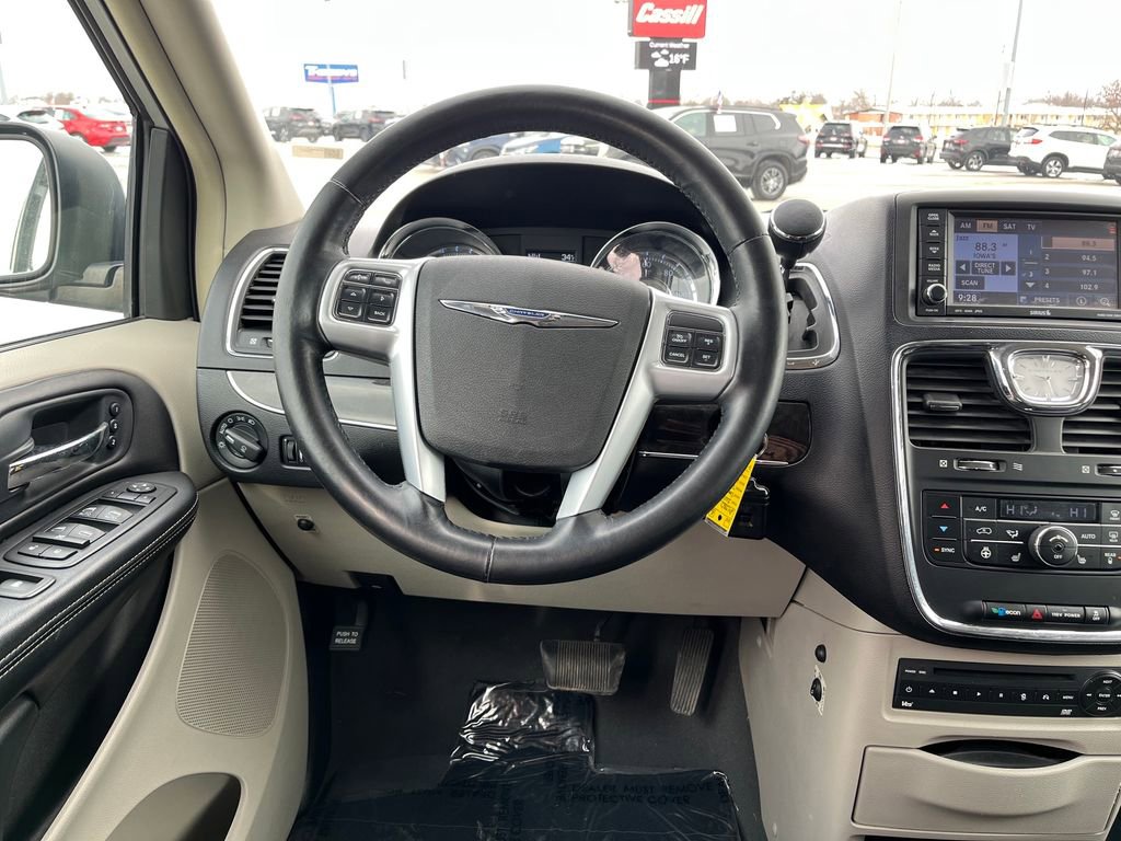 Used 2011 Chrysler Town & Country Limited image 20