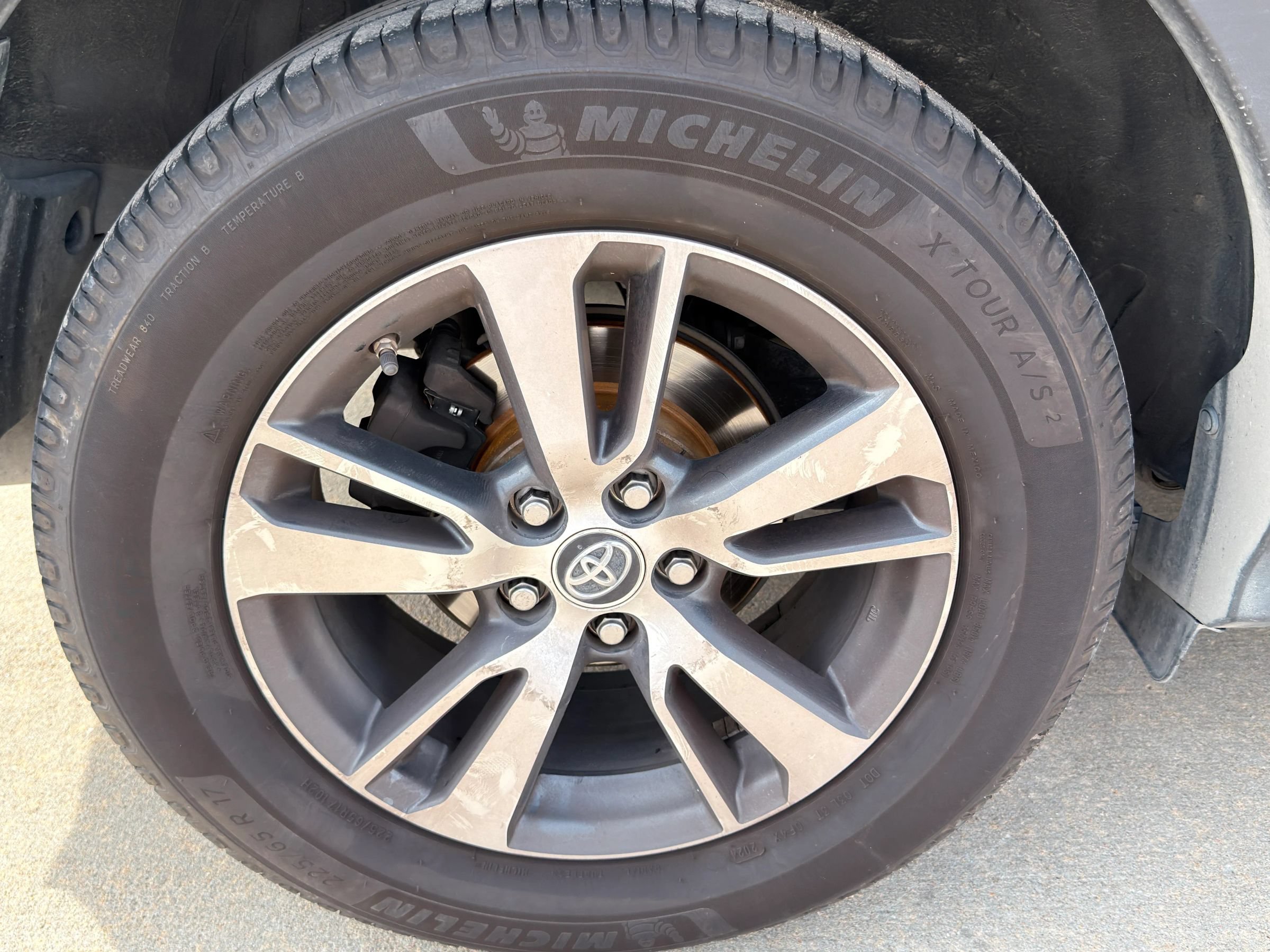 Used 2018 Toyota RAV4 XLE FWD image 29